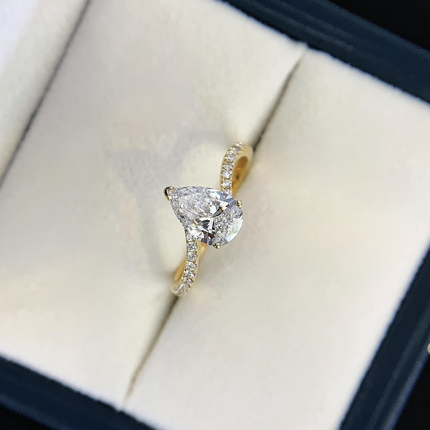 18K Gold Bypass Pear Cut Lab-Grown Diamond Engagament Ring