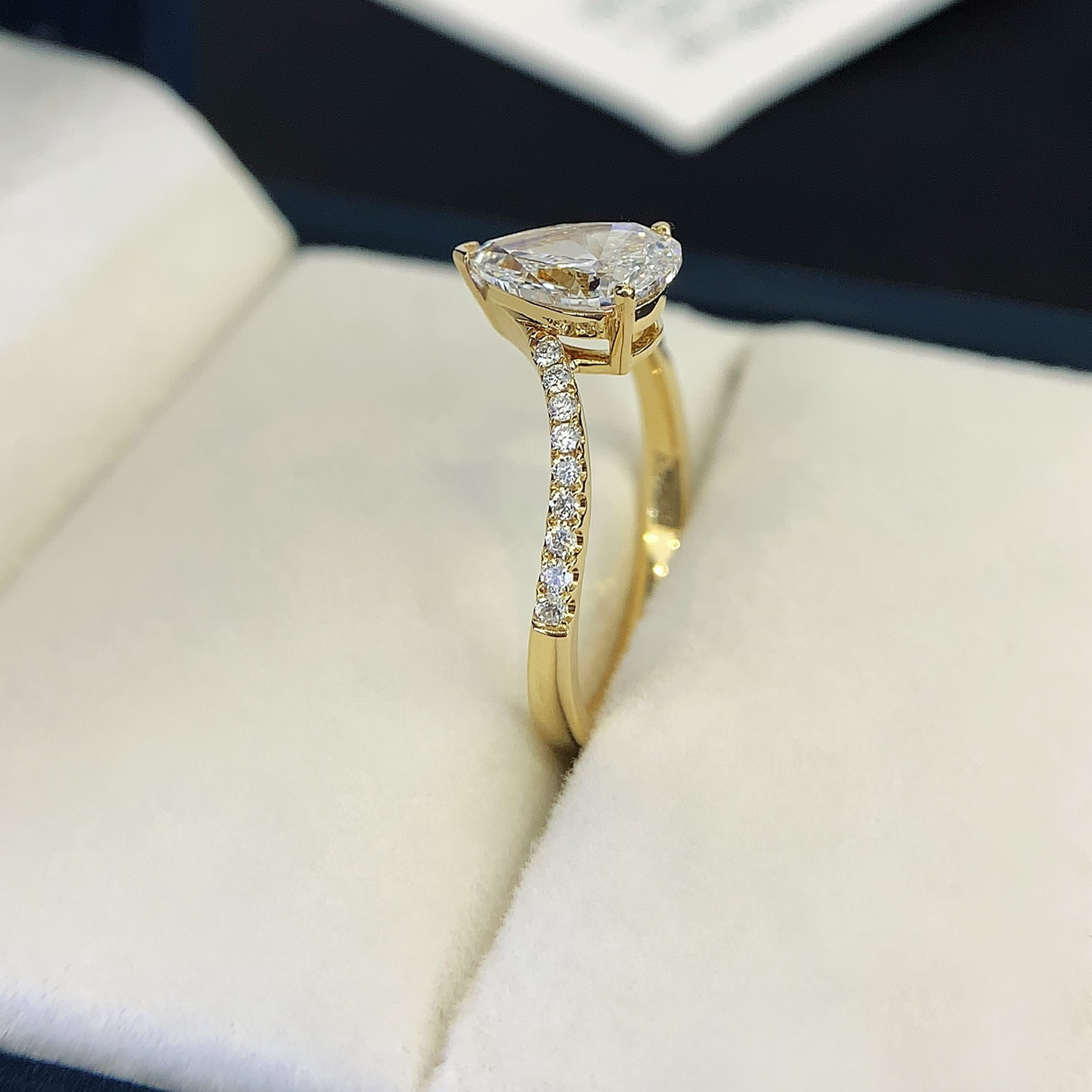 18K Gold Bypass Pear Cut Lab-Grown Diamond Engagament Ring