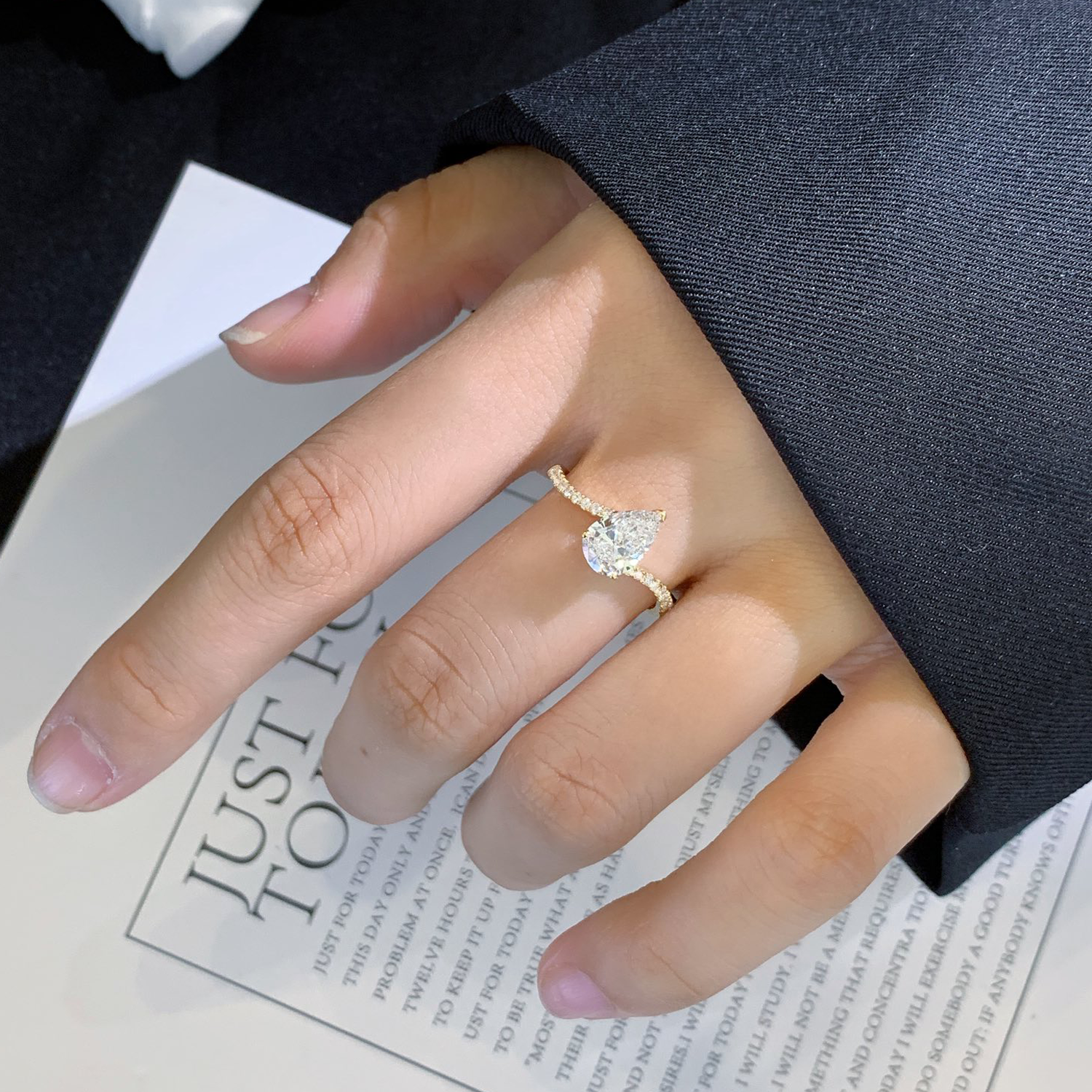 18K Gold Bypass Pear Cut Lab-Grown Diamond Engagament Ring