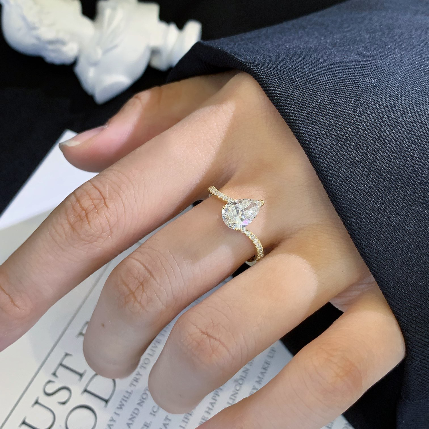 18K Gold Bypass Pear Cut Lab-Grown Diamond Engagament Ring