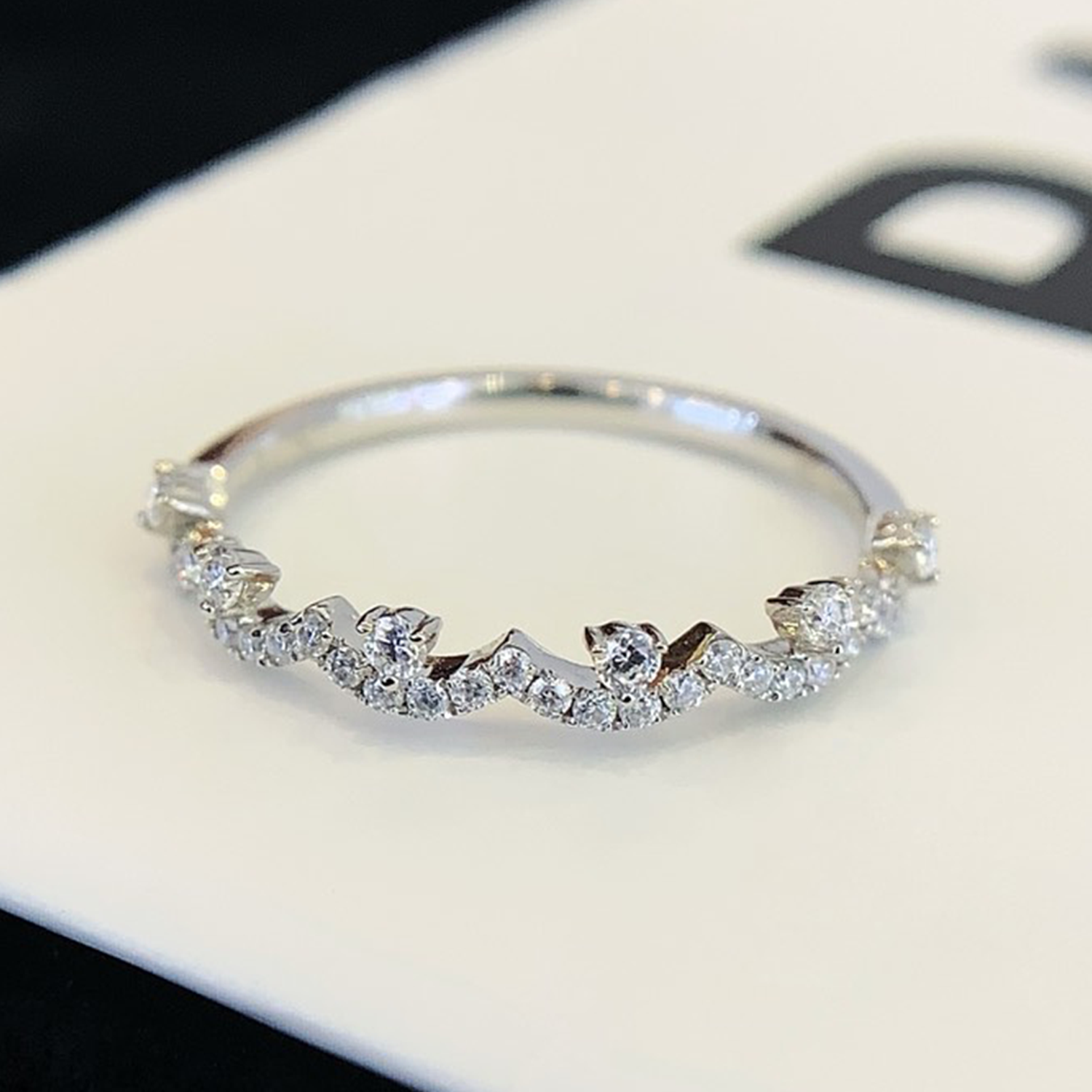 18K Gold Wave Diamond Wedding Band