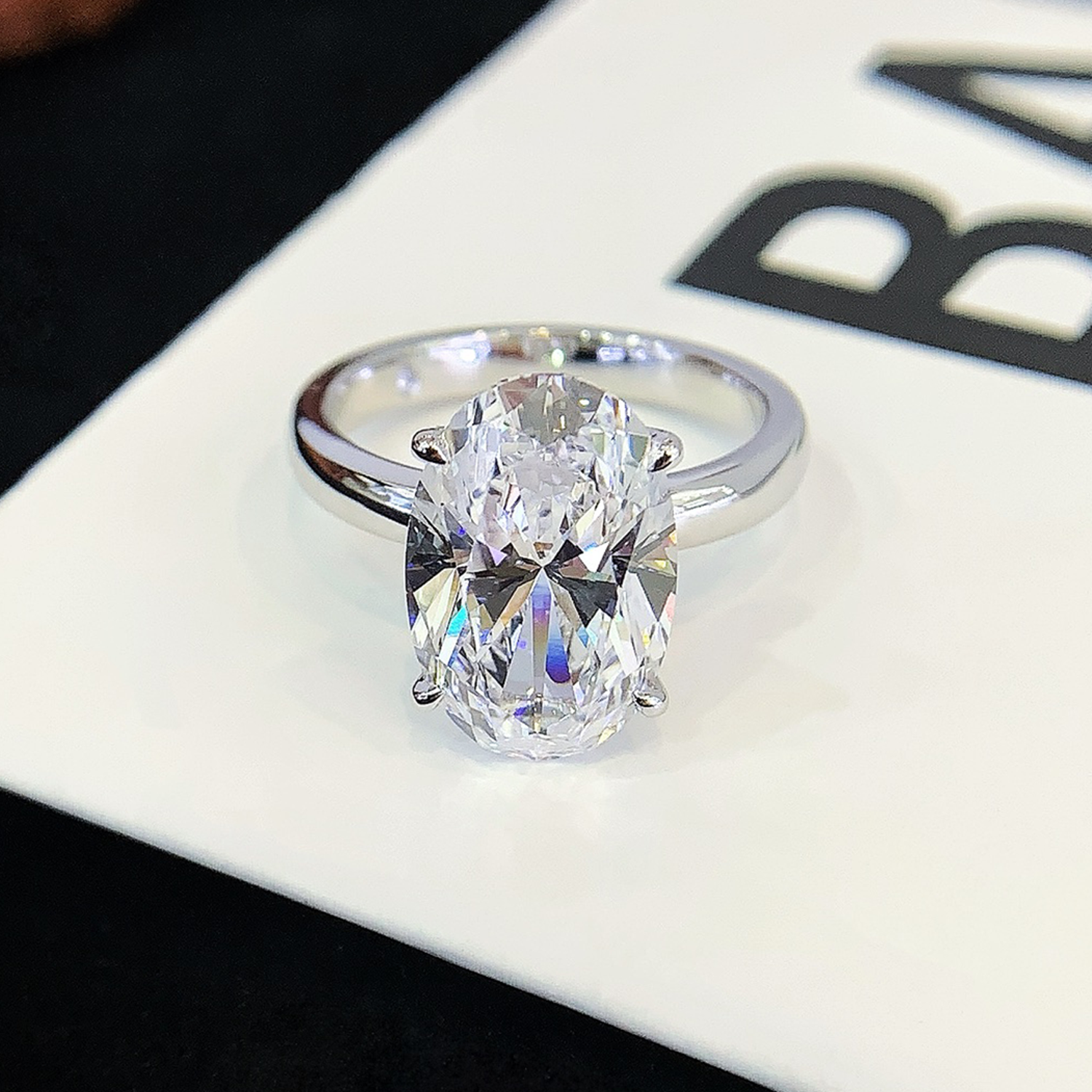 18K Gold Oval Cut Lab-Grown Diamond Solitaire Engagament Ring