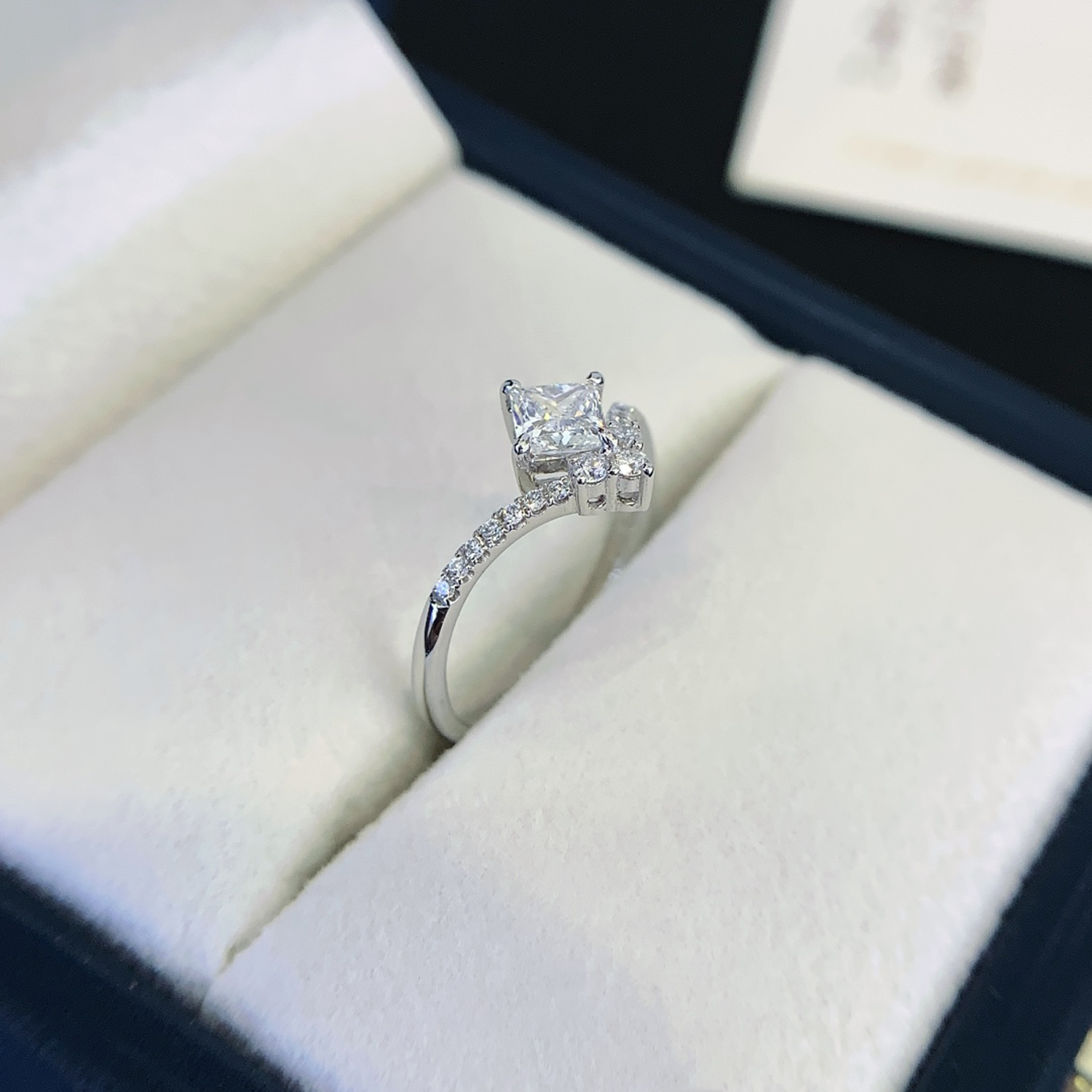 18K Gold Princess Cut Diamond Curved Accent Engagement Ring