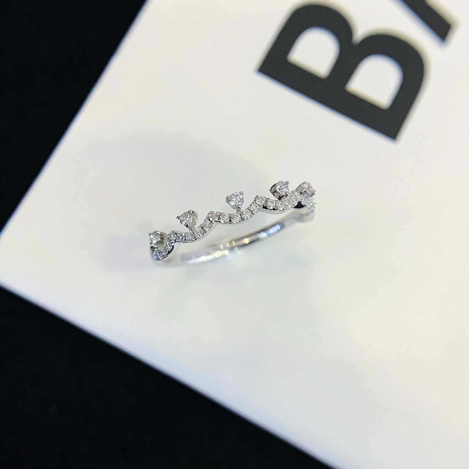 18K Gold Wave Diamond Wedding Band