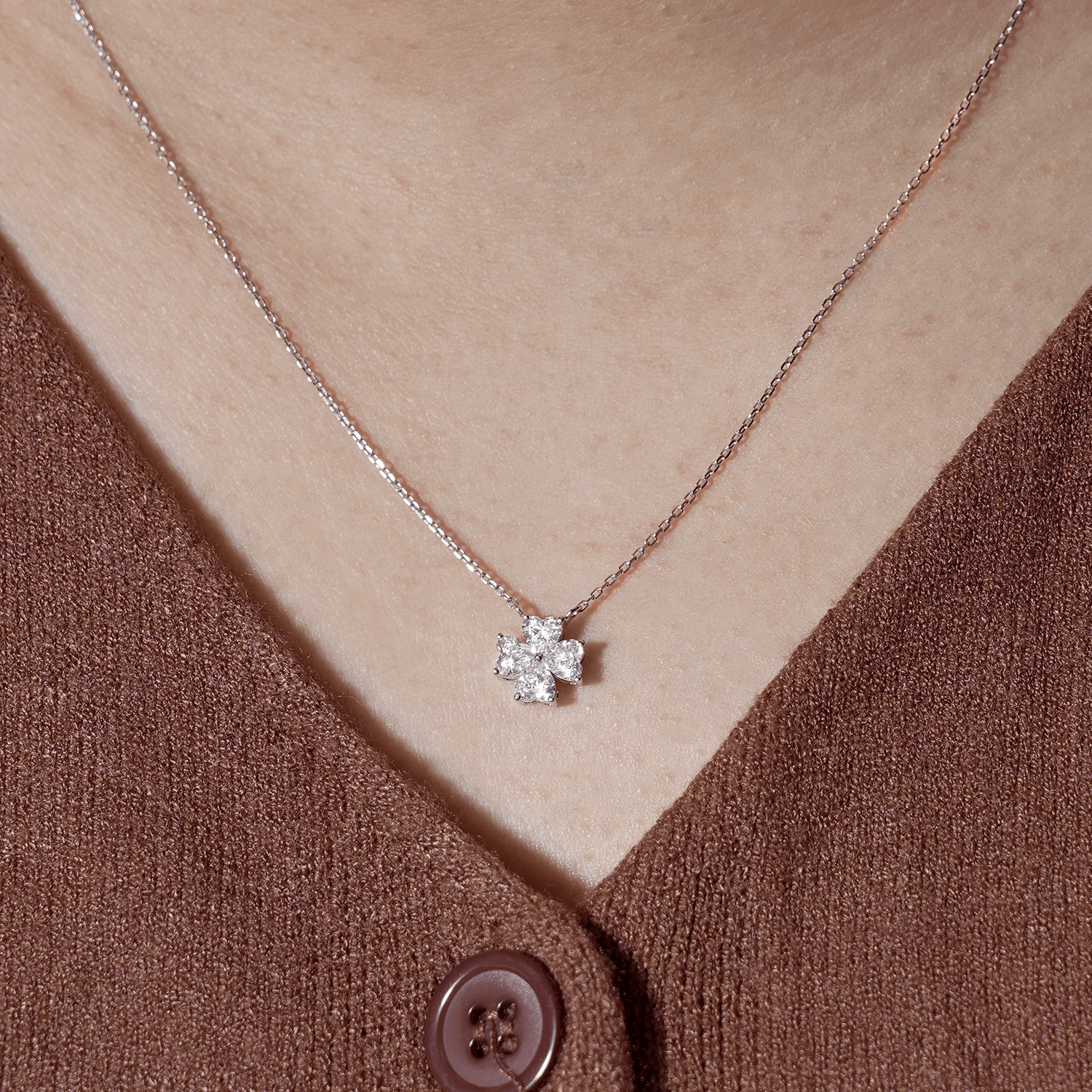Wemon wearing 4 leafs lab grown daimond necklace