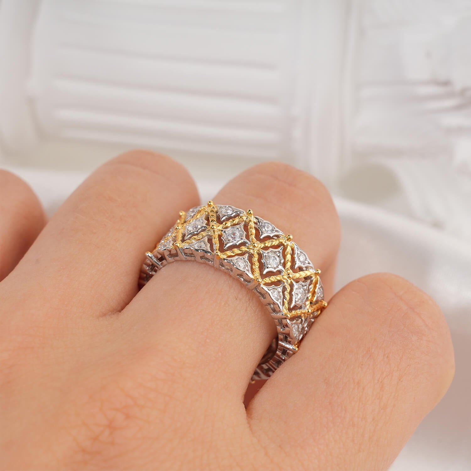 Round Cut Moissanite Buccellati Fashion Ring