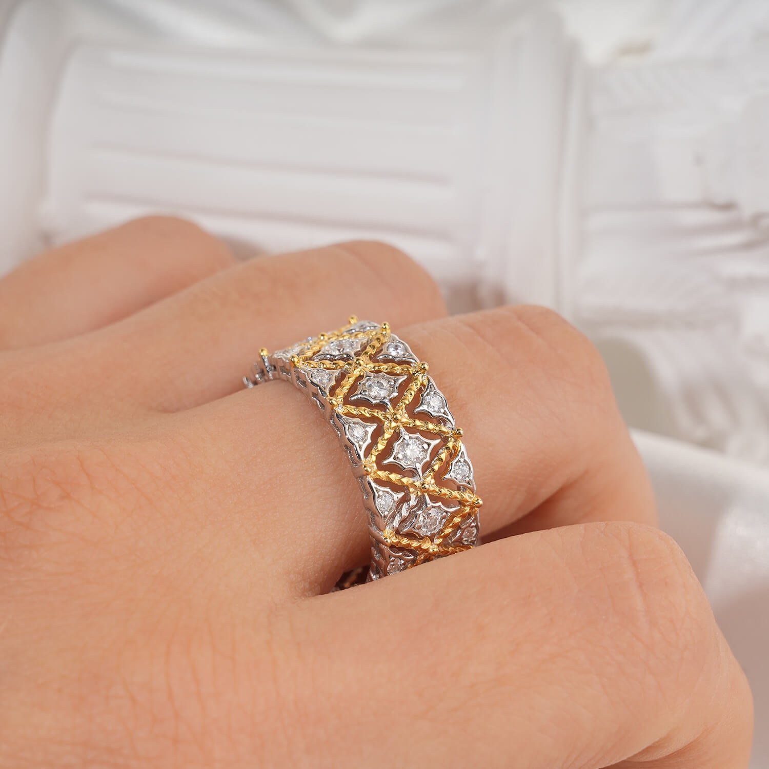 Round Cut Moissanite Buccellati Fashion Ring