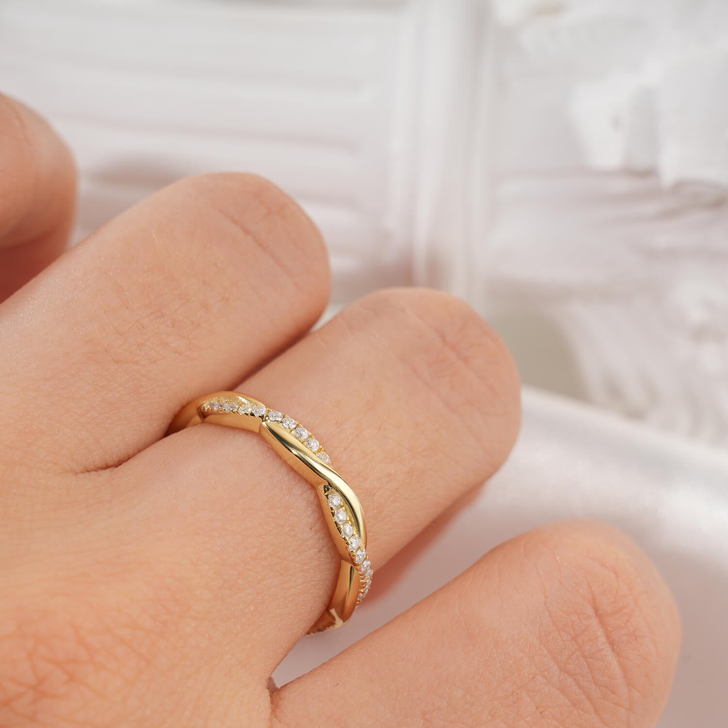 Round Cut Moissanite Twisted Wedding Band Fashion Ring