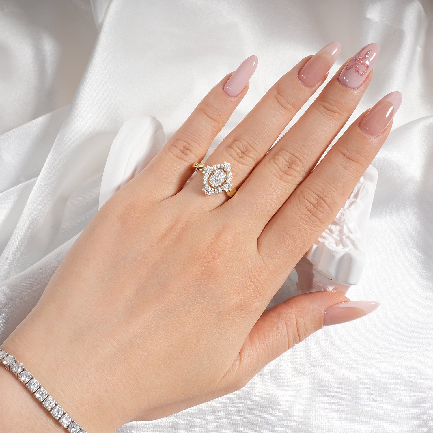 Oval Floral Cluster Milgrain Diamond Halo Two-Tone Setting Vintage Style Engagement Ring Vintage-Heart inspired band