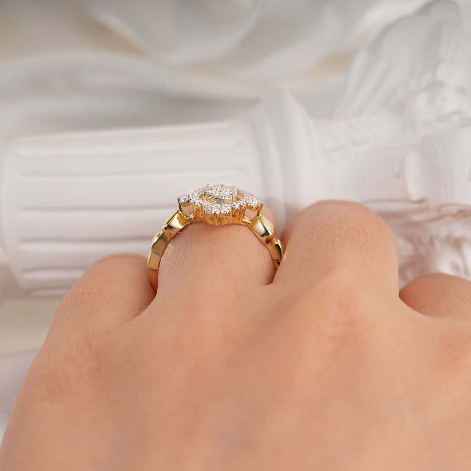 Oval Floral Cluster Milgrain Diamond Halo Two-Tone Setting Vintage Style Engagement Ring Vintage-Heart inspired band