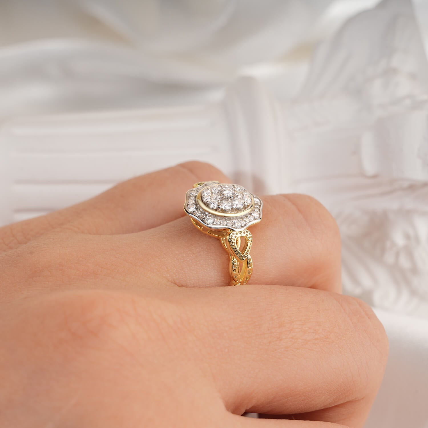 Vintage Style Oval Cluster Diamond Halo Two-Tone Setting Engagement Ring Vintage-Heart-inspired Band