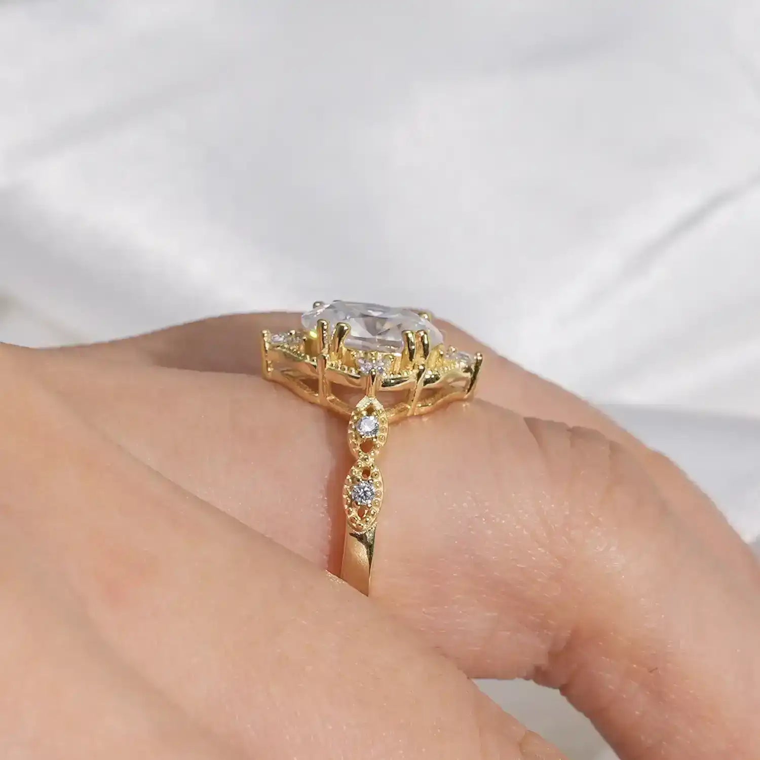 Vintage Luxury Style 1.75CT Oval Cut Moissanite Diamond Engagement Ring