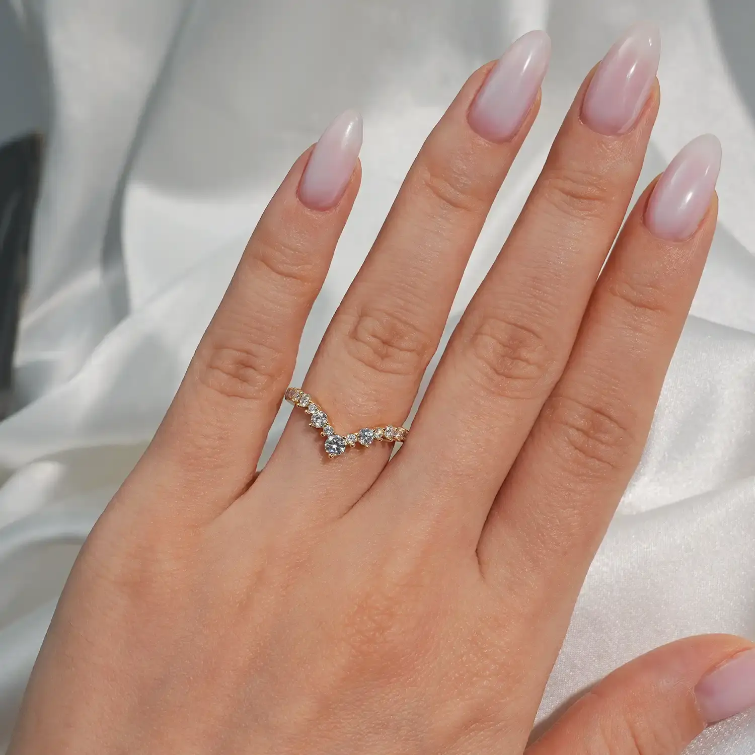 Vintage Luxury Style V-Shaped Moissanite Diamond Wedding Band