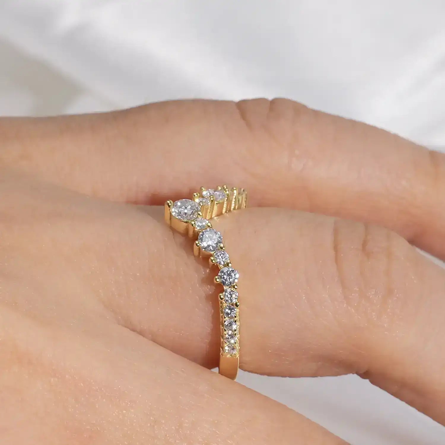 Vintage Luxury Style V-Shaped Moissanite Diamond Wedding Band