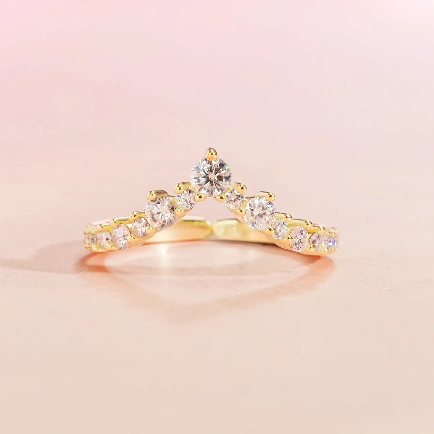 Vintage Luxury Style V-Shaped Moissanite Diamond Wedding Band